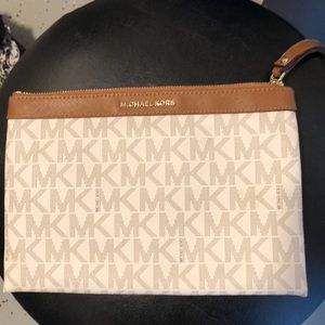 ❌SOLD❌Michael kors vanilla clutch Large